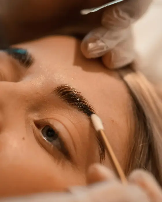 Laminado de cejas con cepillo